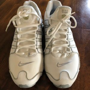 Men’s size 9.5 white leather Nike shox.